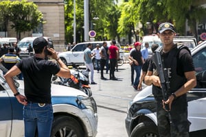 Des policiers sur les lieux de l’attentat qui a frappé le centre-ville de Tunis, jeudi 27 juin 2019 (image d’illustration). © Riadh Dridi/AP/SIPA