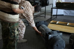 Un combattant du Gouvernement d’union nationale libyen montre, le 29 juin 2019, un missile américain antichars Javelin saisi selon lui sur une base du rival du GNA, le maréchal Khalifa Haftar. © AFP