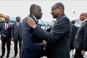Le Premier ministre malien Boubou Cissé à son arrivée à l’aéroport d’Abidjan, où il a été accueilli par son homologue ivoirien Amadou Gon Coulibaly. © Twitter officiel Primature de Côte d’Ivoire