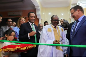 Le nouveau consul honoraire de Côte d’Ivoire à Laâyoune, Mohamed El Imam Maelainin (3e à dr.), aux côtés de l’ambassadeur de Côte d’Ivoire au Maroc, Idrissa Traore. © DR