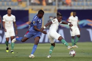 L’attaquant ivoirien Wilfried Zaha s’empare du ballon, le 1er juillet 2019 au Caire. © Hassan Ammar/AP/SIPA