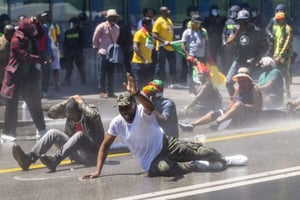 Des manifestants de la diaspora camerounaises se font disperser avec des canons à eau alors qu’ils protestent devant l’hôtel où réside Paul Biya, à Genève, le 29 juin 2019. © MARTIAL TREZZINI/AP/SIPA