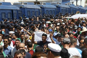 Des manifestants devant des camions de police à Alger, vendredi 28 juin 2019. © Toufik Doudou/AP/SIPA