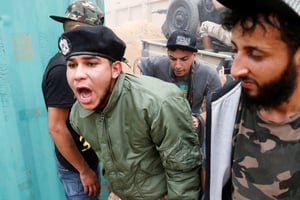 Un apprenti milicien 
qui vient d’échapper 
de justesse aux balles 
des soldats de l’ANL, 
le 25 mai. © Goran Tomasevic/REUTERS