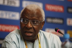 Lamine Diack, alors président de l’IAAF, prenant la parole lors d’une conférence de presse dans un hôtel à Moscou, le jeudi 8 août 2013. © Matt Dunham/AP/SIPA
