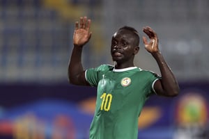 L’attaquant sénégalais Sadio Mané fête son ouverture du score face à l’Ouganda. © Hassan Ammar/AP/SIPA