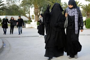 Une femme portant le niqab dans les rues de Tunis, en janvier 2012. © Fethi Belaid/AFP