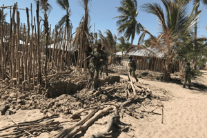 Des militaires mozambicains dans les ruines d’un village attaqué par des islamistes, à Naunde le 13 juin 2018. © Joaquim Nhamirre/AFP
