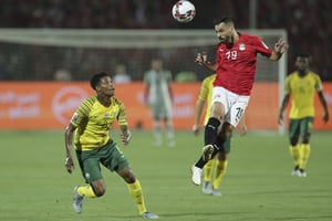 Le joueur égyptien El Said devance le Sud-africain Bongani Zungu à la retombée du ballon, le 6 juillet 2019. © Hassan Ammar/AP/SIPA