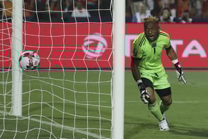 Le gardien congolais Matampi regarde le ballon filer dans son but. © Hassan Ammar/AP/SIPA