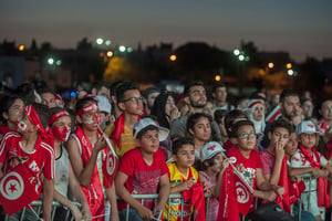 Des supporteurs tunisiens devant un écran géant à Tunis. © Hassene Dridi/AP/SIPA