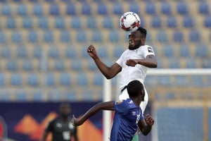 L’Ivoirien Serge Wilfried Kanon frappe le ballon de la tête. © Hassan Ammar/AP/SIPA