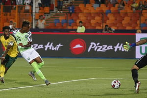 Le Nigérian Samuel Chukwueze ouvre le score face à l’Afrique du Sud, le 10 juillet 2019 au Caire. © AP Photo/Ariel Schalit