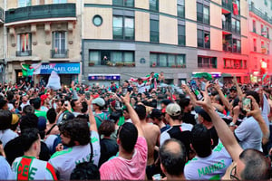 Des supporteurs de l’Algérie dans les rues de Paris après la victoire de leur équipe contre la Côte d’Ivoire en quart de finale de la CAN, jeudi 11 juillet 2019. © DR