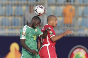 Duel aérien entre le Sénégalais Youssouf Sabaly et le Tunisien Wahbi Khazri en demi-finale de la CAN 2019, le 14 juillet au Caire. © Hassan Ammar/AP/SIPA