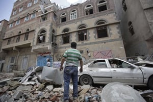 Un homme constate les dégâts causés par un bombardement de la coalition sur la capitale yéménite, Sanaa, le 16 mai 2019. © Hani Mohammed/AP/SIPA