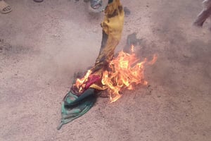 Un drapeau malien brûlé à Kidal, le 1er juillet 2019. © DR / Copie d’écran Facebook