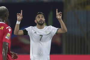 Riyad Mahrez célèbre un but lors du match de l’Algérie face à la Guinée en phase de poule de la CAN 2019, le 30 juin. © Hassan Ammar/AP/SIPA