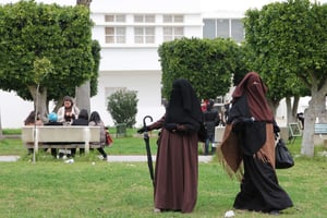 Des femmes portant le niqab (voile intégral), dans les jardins de l’Université de la Manouba, en banlieue de Tunis (image d’illustration). © Amine Landoulsi/AP/SIPA