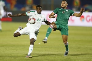 Le Sénégalais Moussa Wague au duel avec l’Algérien Mohamed Belaili lors du match entre les deux équipes en phase de poules de la CAN 2019, le 27 juin 2019 au Caire. © AP Photo/Ariel Schalit