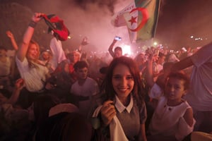 Des supporteurs célébrant la victoire de l’Algérie en demi-finale de la CAN, dimanche 14 juillet 2019 à Alger. © Toufik Doudou/AP/SIPA