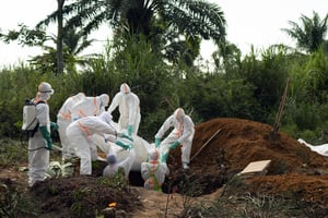 Le corps d’une des victimes du virus Ebola est inhumée dans u ne fosse commune, à Beni, en RDC, le 14 juillet 2019. © Jerome Delay/AP/SIPA