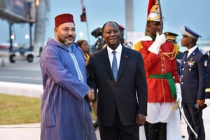 Alassane Ouattara accueillant Mohammed VI à Abidjan, le 24 février 2017, lors d’une tournée du souverain en Afrique de l’Ouest. © Sia KAMBOU/AFP