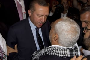 Le président turc Recep Tayyip Erdogan saluant le leader d’Ennahdha Rached Ghannouchi (de dos), le 14 septembre 2011 à l’aéroport de Tunis (image d’illustration). © Amine Landoulsi/AP/SIPA