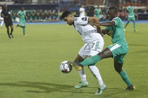 L’Algérien Riyad Mahrez dispute le ballon au Sénégalais Youssouf Sabaly en finale de la CAN 2019, le 19 juillet 2019 au Caire. © AP Photo/Amr Nabil