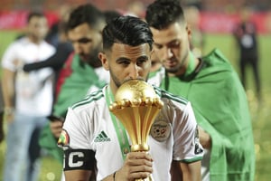 Le capitaine algérien Riyad Mahrez embrasse le trophée de la CAN 2019 après la victoire face au Sénégal (1-0), le 19 juillet au Stade International du Caire, en Egypte. © Hassan Ammar/AP/SIPA