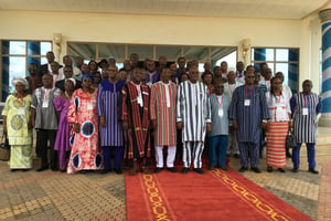 Le président burkinabè Roch Marc Christian Kaboré (en blanc), avec les représentants des partis de l’opposition lundi 22 juillet 2019. © Twitter officiel de la Présidence du Burkina Faso
