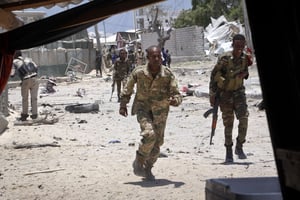 Des soldats somaliens au cours d’une attaque suicide à Mogadiscio, en mars 2019. © Farah Abdi Warsameh / AP/SIPA