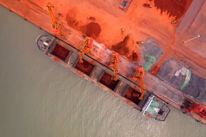 Vue aérienne sur des grues chargeant du sable alumineux importé de Guinée au port de Binzhou, le 19 juin 2019. © Fu Kun/VCG via Getty Images