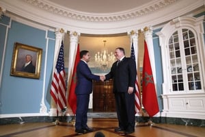 Le ministre marocain des Affaires étrangères, Nasser Bourita (à g.), avec le secrétaire d’État américain, Mike Pompeo, le 17 septembre 2018, à Washington. © Jacquelyn Martin/AP/SIPA