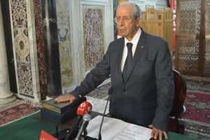 Le président de l’Assemblée tunisienne, Mohamed Ennaceur, prêtant serment sur le Coran pour devenir président de la République par intérim, jeudi 25 juillet 2019, après le décès du chef de l’État Béji Caïd Essebsi. © Lassad Manai/AP/SIPA