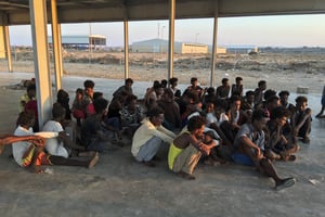 Les migrants rescapés après le naufrage d’une embarcation le jeudi 25 juillet s’installent sur une côte à environ 100 kilomètres à l’est de Tripoli, en Libye. © Hazem Ahmed/AP/SIPA
