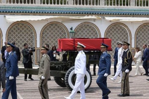 Des officiers escortent le cercueil du président Béji Caïd Essebsi le 27 juillet 2019 lors de funérailles nationales à Tunis. © AFP