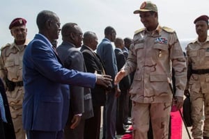 Le général Mohamed Hamdan Daglo, numéro deux du Conseil militaire de transition soudanais (2e à droite), à son arrivée à l’aéroport de Juba, le 27 juillet 2019. © AFP