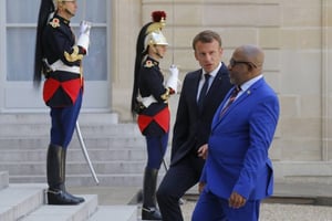 Le président français Emmanuel Macron, à gauche, accueille le président des Comores, Azali Assoumani, pour des entretiens bilatéraux à l’Elysée à Paris, en France, le lundi 22 juillet 2019. © Michel Euler/AP/SIPA