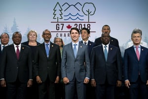 Le Premier ministre du Canada, Justin Trudeau, au centre, pose pour une photo de famille avec des représentants des dirigeants du G7, lors du sommet du G7 à La Malbaie, au Québec, le 9 juin 2018. © Justin Tang/AP/SIPA
