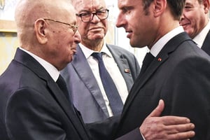 Le chef de l’État français, Emmanuel Macron (à dr.), saluant le président algérien par intérim, Abdelkader Bensalah, à l’occasion des funérailles du président tunisien Béji Caïd Essebsi, samedi 27 juillet 2019 à Tunis. © Fethi Belaid/AP/SIPA