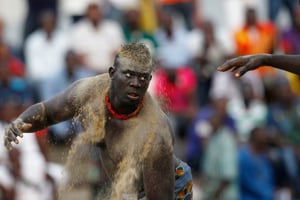 Le lutteur sénégalais Dolf Saar, lors du tournoi de la Cedeao en 2014. © REUTERS/Luc Gnago