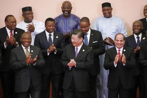 Le président chinois Xi Jinping entouré de plusieurs chefs d’État africains lors du Forum sur la coopération Chine-Afrique (FOCAC), en septembre 2018 à Pékin. © How Hwee Young/AP/SIPA