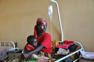 Une mère et son fils guérissent du paludisme dans un hôpital au Burundi., en 2009 (illustration) © CC / Flickr / UNDP / Maria Cierna