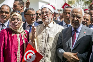 Le candidat d’Ennahdha, Abdelfattah Mourou (au centre), après le dépôt de son dossier de candidature vendredi 9 août 2019 à Tunis, aux côtés du président du parti Rached Ghannouchi. © Hassene Dridi/AP/SIPA
