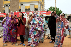 Des Soudanaises célèbrent un accord entre militaires et contestation à Khartoum, le 3 août 2019. © Ebrahim HAMID/AFP