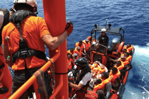 Des migrants secourus par l’équipage de l’Ocean Viking, bateau affrété par les ONG SOS Méditerranée et Médecins sans Frontières (MSF), le 10 août 2019 en mer Méditerranée. © Anne CHAON/AFP