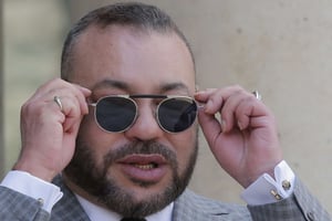 Le roi du Maroc Mohammed VI enlève ses lunettes de soleil à son arrivée à l’Élysée, le 2 mai 2017 (photo d’illustration). © Michel Euler/AP/Sipa