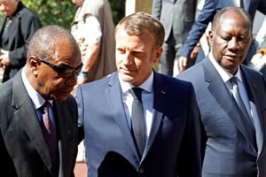 Les présidents guinéen Alpha Condé, français Emmanuel Macron et ivoirien Alassane Ouattara participent le 15 août 2019 aux célébrations du 75e anniversaire du débarquement de Provence à Saint-Raphaël (Var). © ERIC GAILLARD / AFP