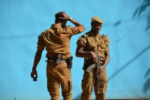Des soldats burkinabè patrouillent à Ouagadougou le 3 mars 2018 (illustration). © Ahmed OUOBA/AFP
